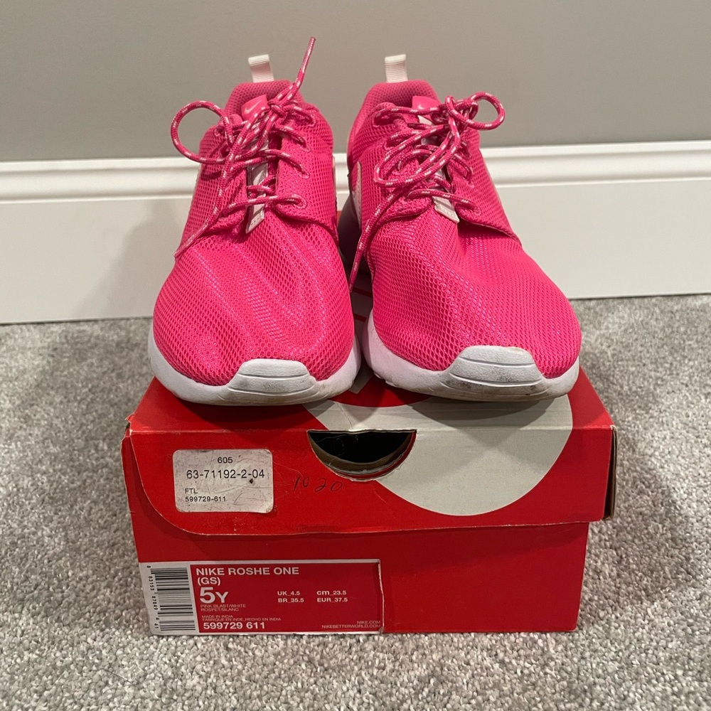 Pink Nike rosche size 5